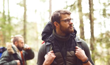 Genç erkek ormanda hiking 