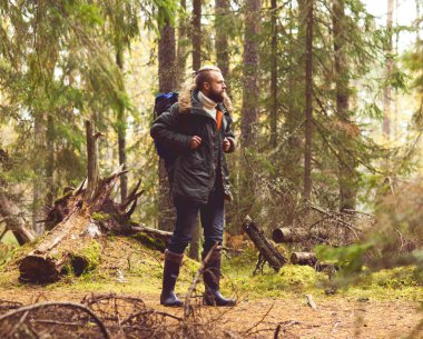 genç adam ormanda hiking 