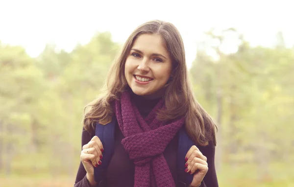 Young woman walking in forest — Stock Photo, Image