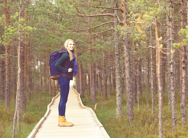Jonge vrouw die in het bos loopt — Stockfoto
