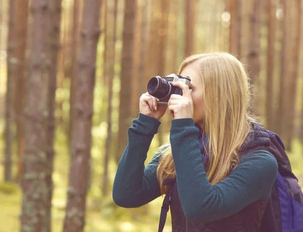 Femme prenant des photos dans la forêt — Photo