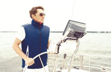 yakışıklı olan yat üzerinde