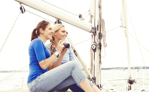 Молодые женщины на яхте — стоковое фото