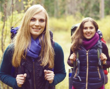 Genç kadın ormanda yürüyüş