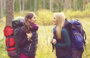 Genç kadın ormanda yürüyüş