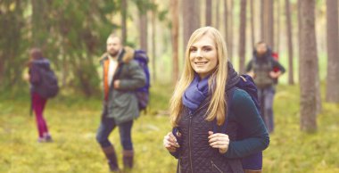  Genç arkadaşlar ormanda yürüyüş