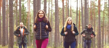  Genç arkadaşlar ormanda yürüyüş