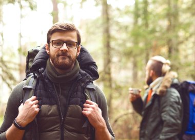 Genç erkek ormanda hiking 