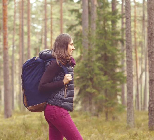 Jovem caminhando na floresta — Fotografia de Stock