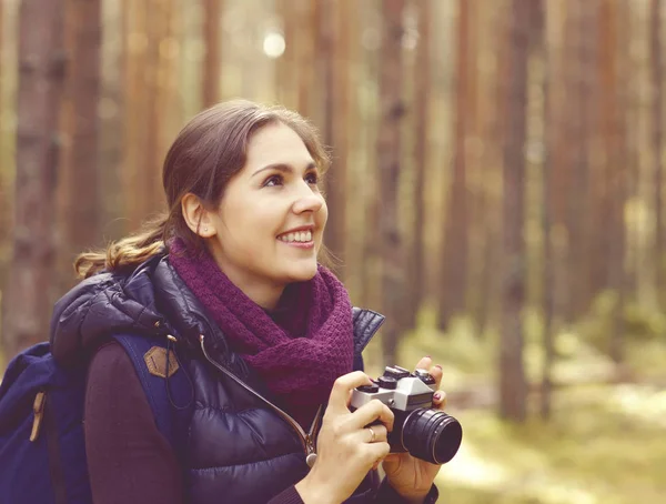 Mujer tomando fotos en el bosque — Foto de Stock