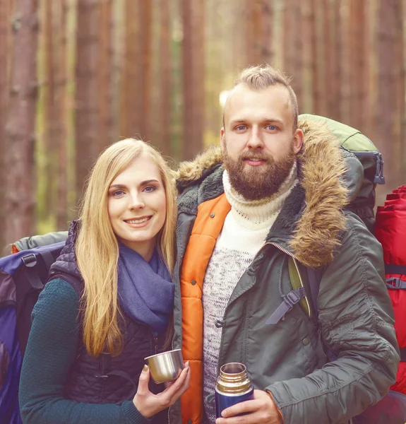 Vänner dricka te från termos — Stockfoto