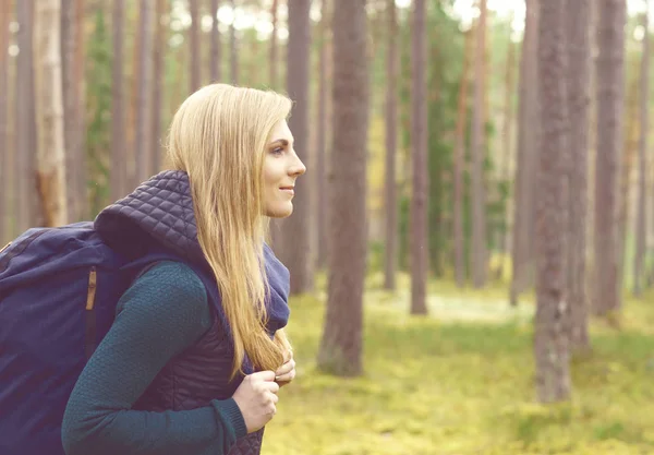 Giovane donna che cammina nella foresta — Foto Stock