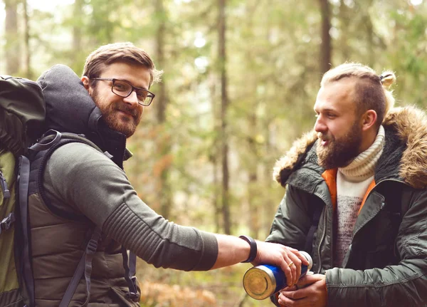 Friends drinking tea from thermos — Stock Photo, Image