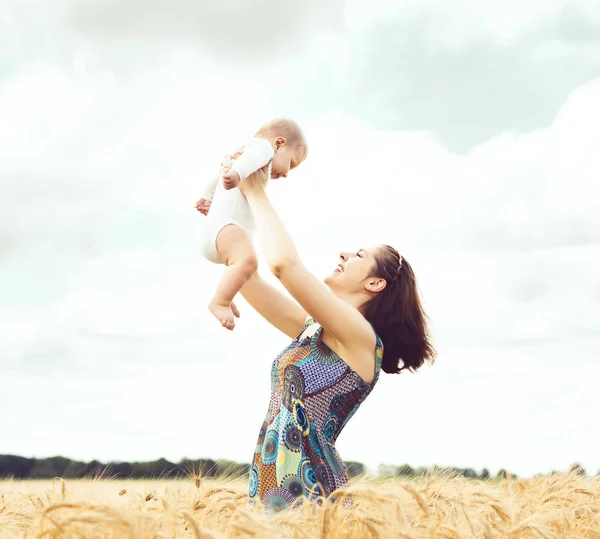Kobieta z niemowlę noworodek w dziedzinie — Zdjęcie stockowe