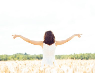 Çavdar alanındaki mutlu kadın