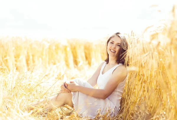 Mulher feliz no campo de centeio — Fotografia de Stock