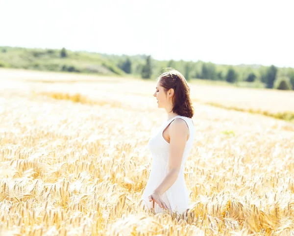 Çavdar alanındaki mutlu kadın