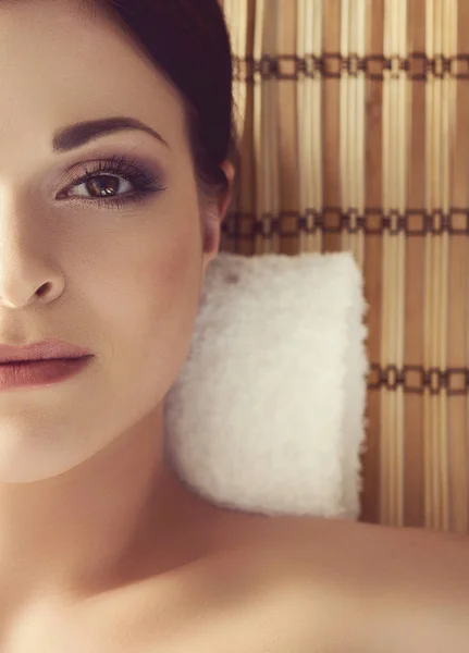 Mulher bonita relaxante no salão de spa — Fotografia de Stock
