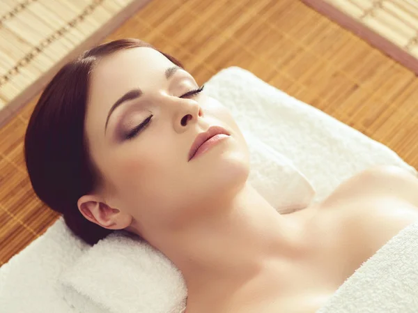 Hermosa mujer relajante en el salón de spa — Foto de Stock