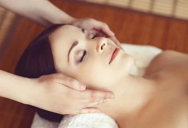 Bela mulher tendo massagem — Fotografia de Stock