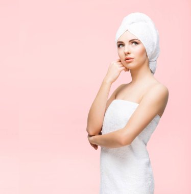 Havluya sarılı genç kadın