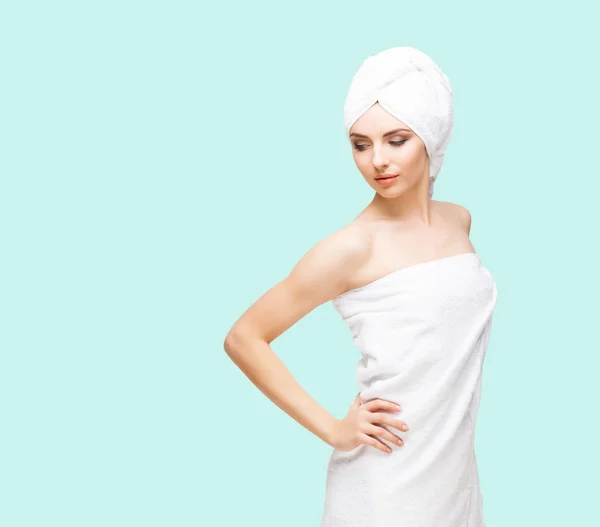Giovane donna avvolta in asciugamano — Foto Stock