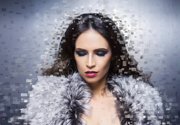 Schöne Frau mit digitalen Pixeln Mosaik lizenzfreie Stockfotos