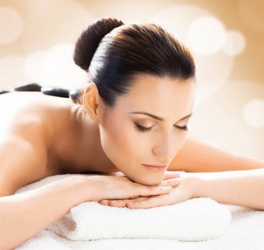 spa masaj genç ve doğal bir kadın 