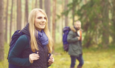 Ormanda yürüyen genç bir kadın 
