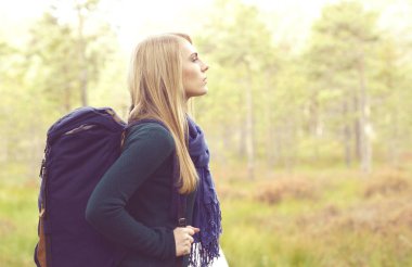 Ormanda yürüyen genç bir kadın 