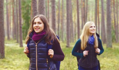 Genç kadın ormanda yürüyüş