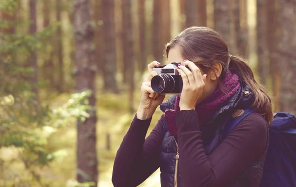 Mujer tomando fotos en el bosque —  Fotos de Stock