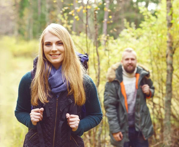 Junge Freunde spazieren im Wald — Stockfoto
