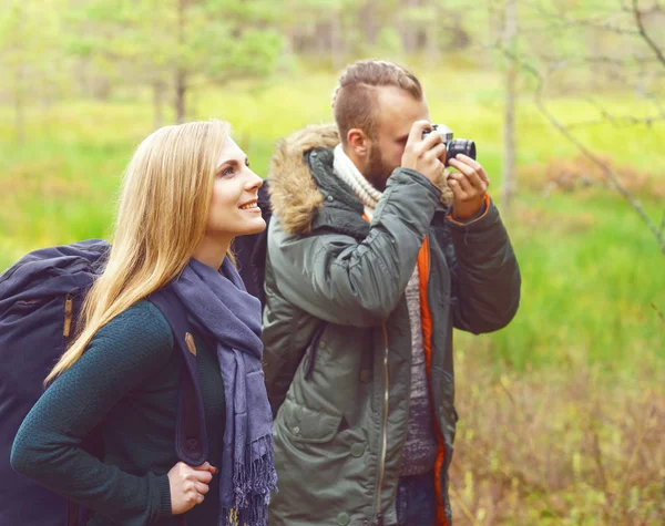 Par promenader i skogen och ta bilder — Stockfoto