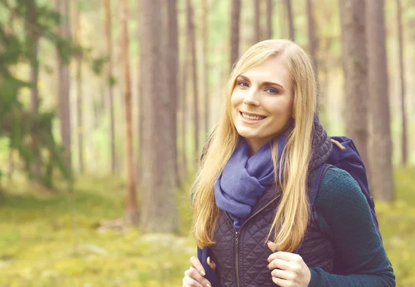 Ung kvinna promenader i skogen — Stockfoto