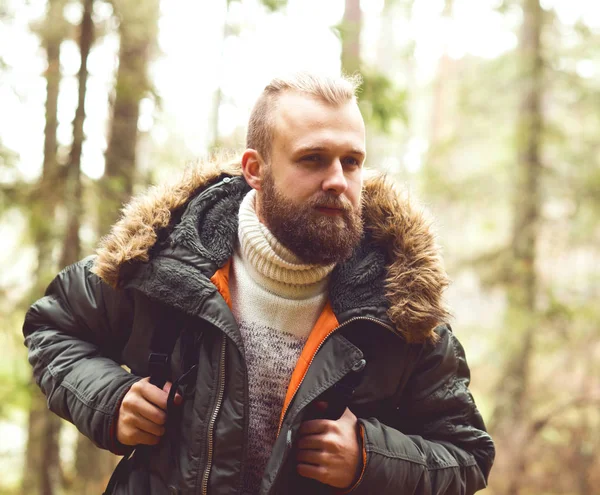 genç adam ormanda hiking 