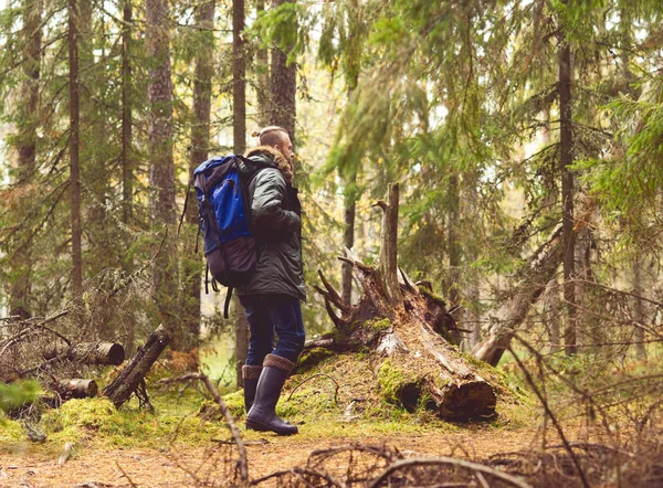 Jonge man wandelen in het bos — Stockfoto