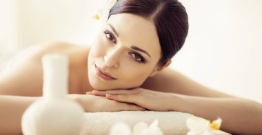 spa masaj genç ve doğal bir kadın 