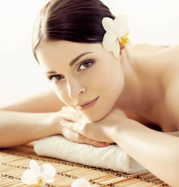 Jeune et naturelle femme sur spa massage — Photo