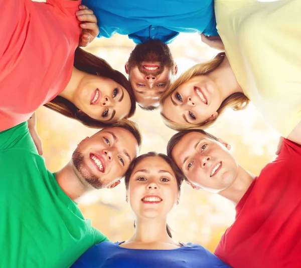 Grupo de jovens amigos felizes — Fotografia de Stock