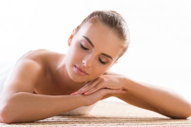 spa masaj genç ve doğal bir kadın 