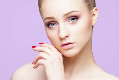 Güzel genç bir kadının portresi.