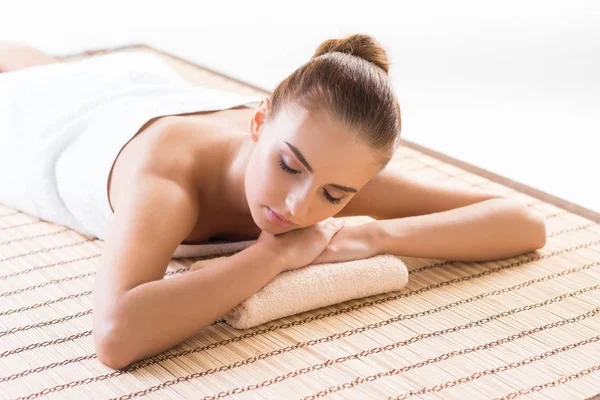 spa masaj genç ve doğal bir kadın 