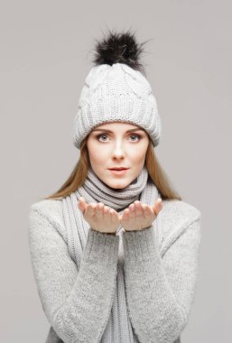 Kış şapkalı güzel kadın 