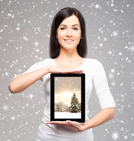 Jovem mulher mostrando tablet digital — Fotografia de Stock