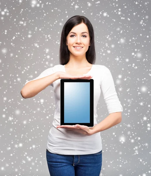 Jovem mulher mostrando tablet digital — Fotografia de Stock