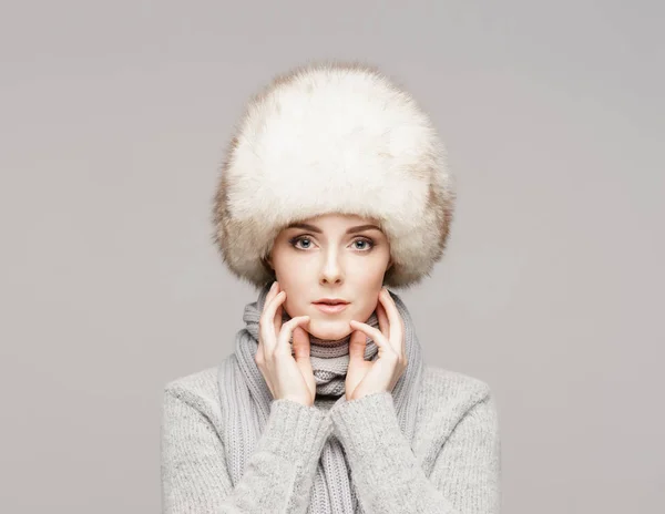Güzel kadını kış kürk şapka — Stok fotoğraf