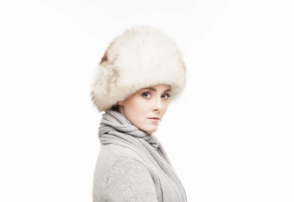 Schöne Frau mit Winterfell Hut — Stockfoto
