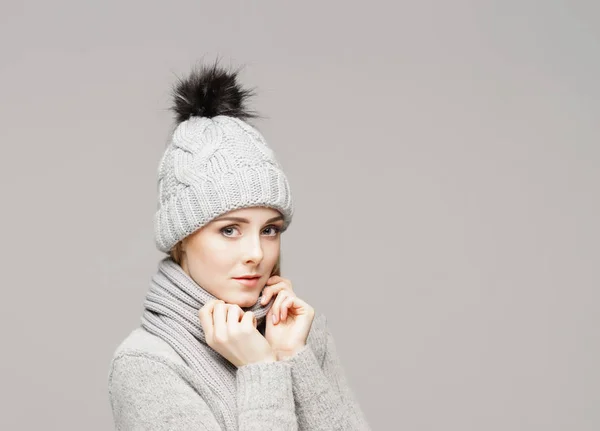 Hermosa mujer en sombrero de invierno — Foto de Stock