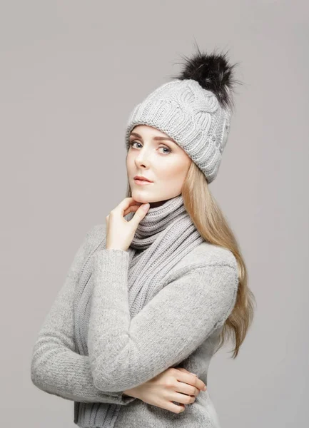 Hermosa mujer en sombrero de invierno — Foto de Stock